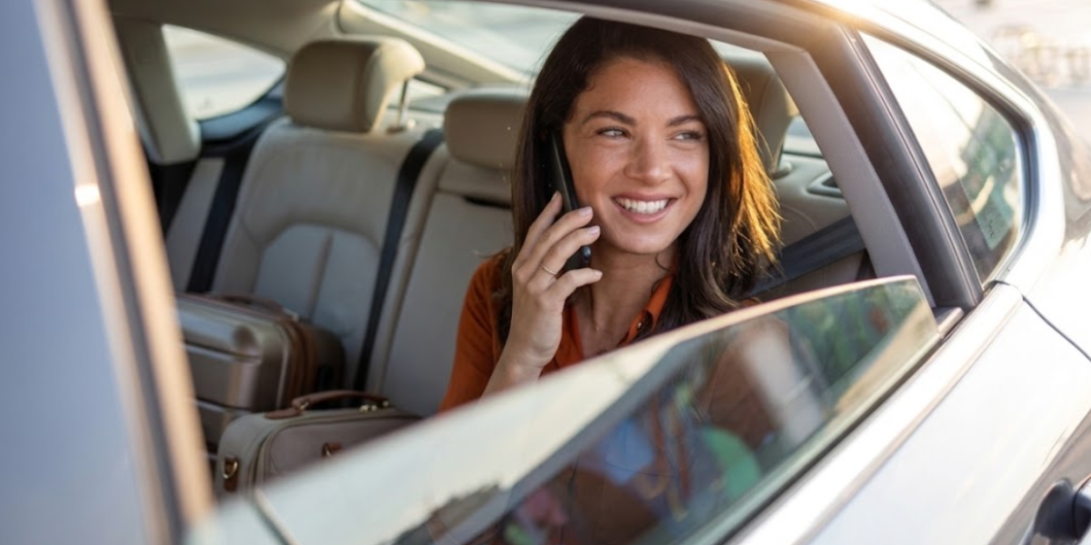 mulher sorrindo carro